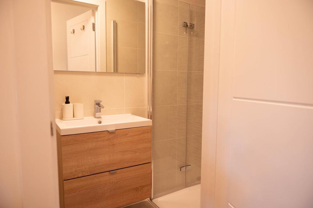 Walnut Flats: Cozy 2-bedroom Near Oxford With Netflix & Parking Apartment